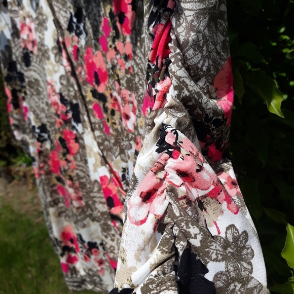 Flower and lace fabric top - Picture 4 of 9